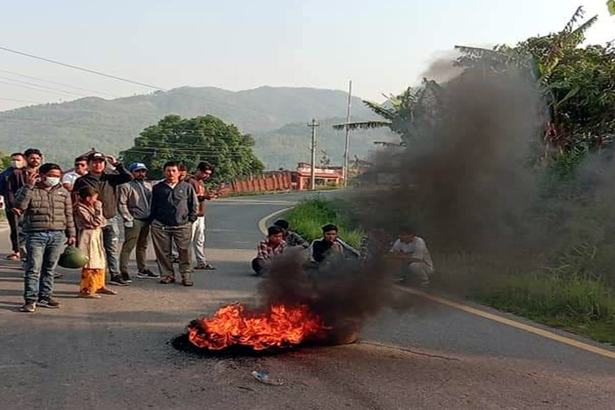 पुल निर्माणका लागि बनाइएको खाल्डोमा डुबेर बालकको मृत्यु भएपछि विहानै देखि विपी राजमार्ग अवरुद्ध